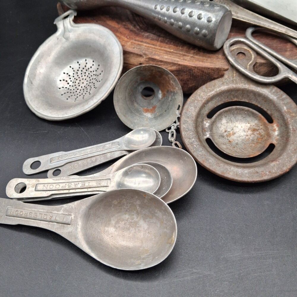 Vintage Kitchen Utensil Lot Aluminum Tin Farmhouse Decor Scoops Molds Strainers - Picture 6 of 9